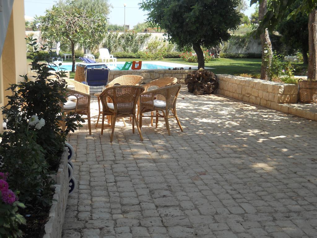 Il Giardino Dei Carrubi Villa Доналуката Екстериор снимка