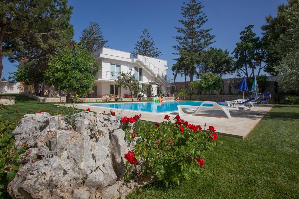 Il Giardino Dei Carrubi Villa Доналуката Екстериор снимка