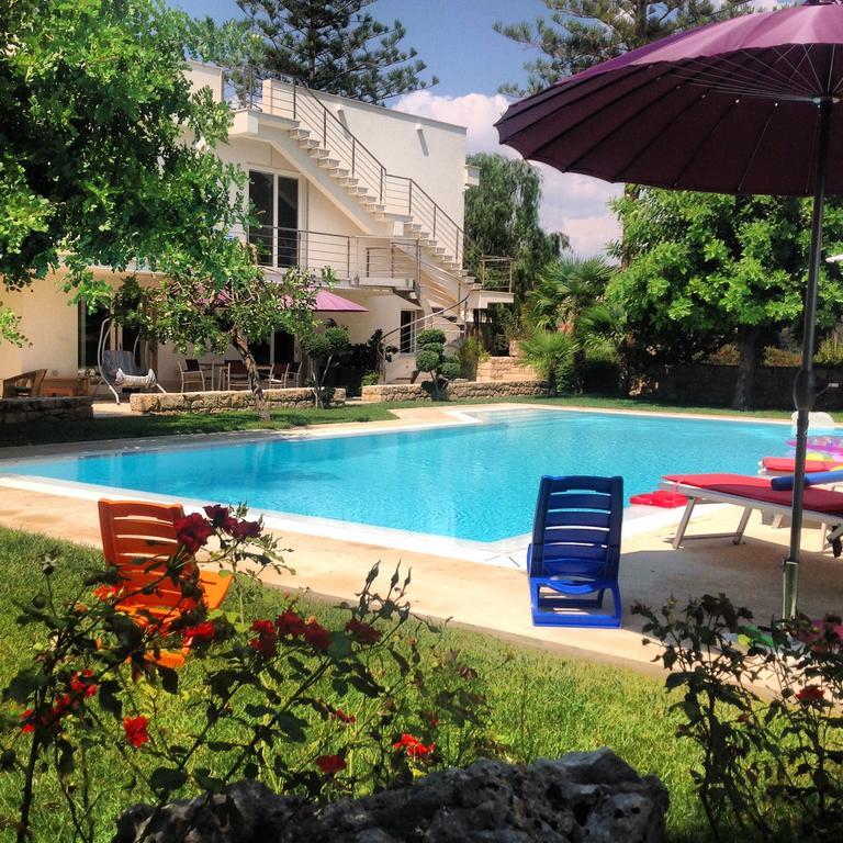 Il Giardino Dei Carrubi Villa Доналуката Екстериор снимка