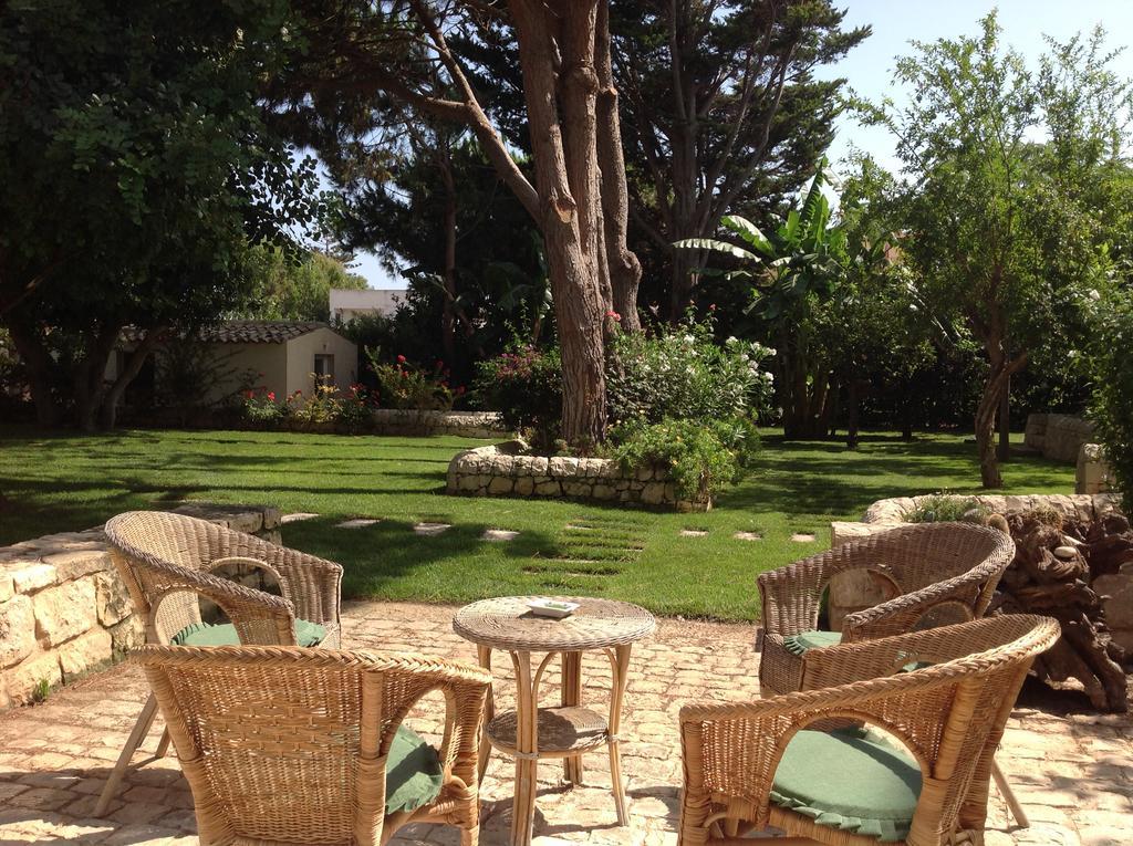 Il Giardino Dei Carrubi Villa Доналуката Екстериор снимка